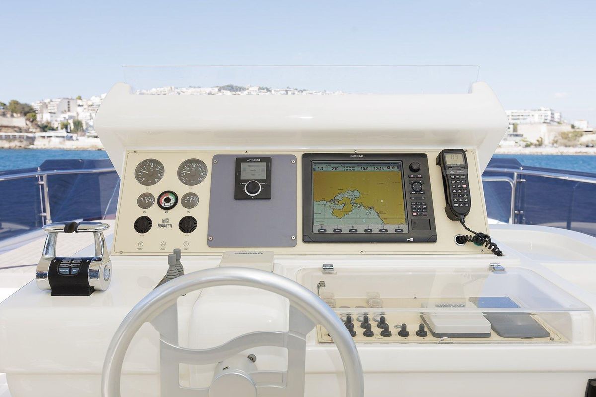 2013 Ferretti Yachts 75 