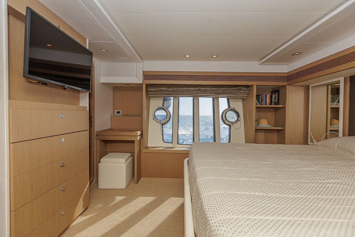 2013 Ferretti Yachts 75 