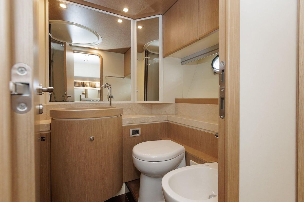 2013 Ferretti Yachts 75 