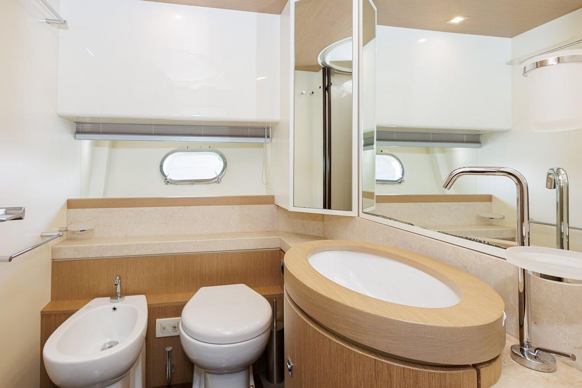 2013 Ferretti Yachts 75 