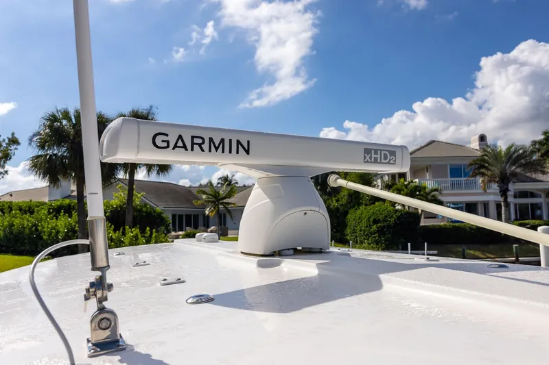  Yacht Photos Pics 2021 Regulator 31 boat with Garmin xHD2 radar, clear sky background.