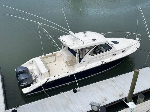 Queen B Yacht Photos Pics 