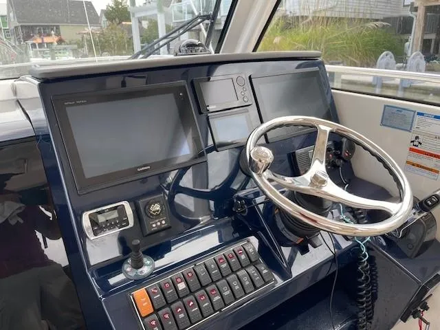 Queen B Yacht Photos Pics 