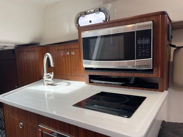 Queen B Yacht Photos Pics 