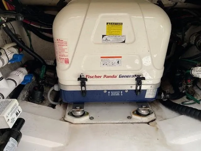 Queen B Yacht Photos Pics 