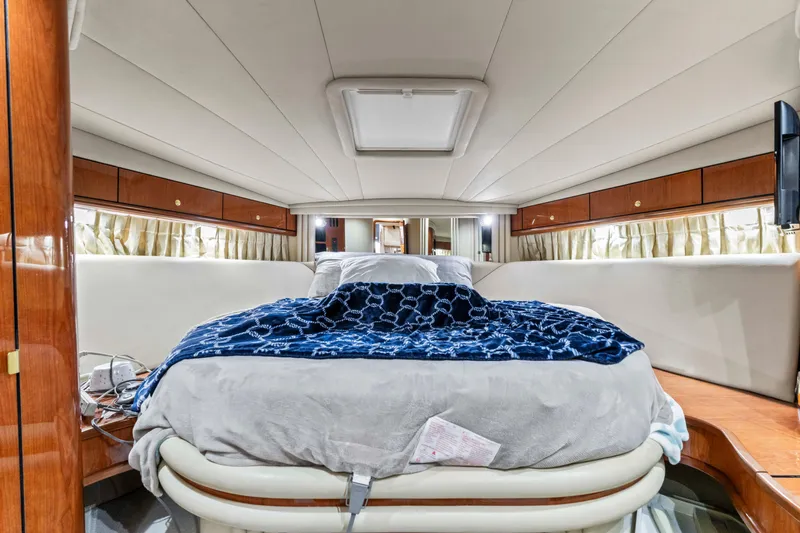 My Addiction Yacht Photos Pics Luxurious cabin interior of 2001 Sea Ray Sundancer 510 yacht with cozy bedding.
