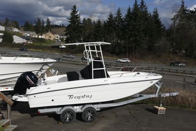 Trophy TROPHY T21BAY