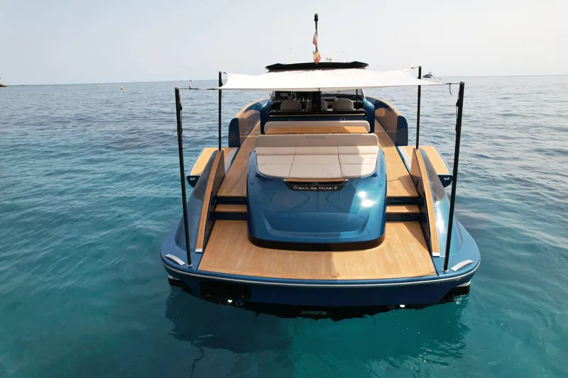  Yacht Photos Pics 2021 Solaris Power 48 OPEN yacht on clear blue water, rear view with sunshade.