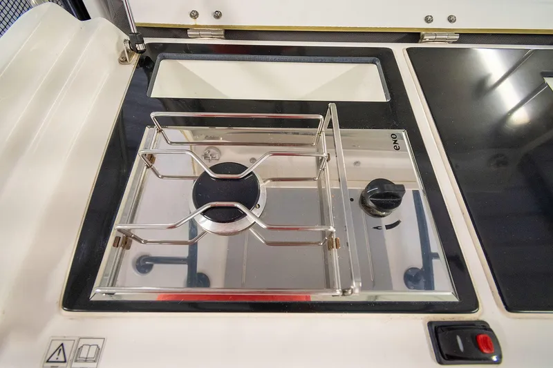  Yacht Photos Pics Stove on 2020 Jeanneau Leader 9.0 CC boat, featuring a single burner and control knob.