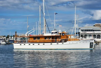 Trumpy Raised Pilothouse