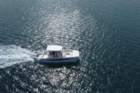 Aquila Molokai 28 boat cruising on open water, 2022 model.