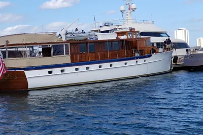 Trumpy Raised Pilothouse