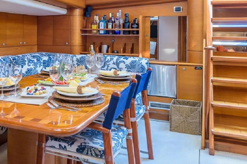 Zanzibar Yacht Photos Pics Living room/dining room area