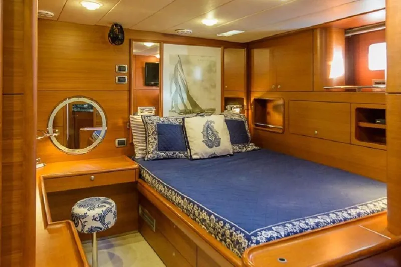 Zanzibar Yacht Photos Pics Second cabin