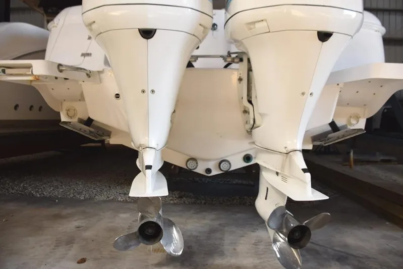 Oz Yacht Photos Pics No bottom paint and underwater lights. Modified-V bottom with step.