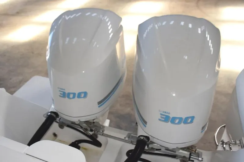 Oz Yacht Photos Pics Twin Yamaha 300hp 4-strokes, low hour dependable power with power assist steering.