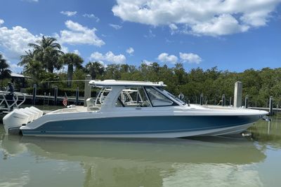 Boston Whaler 380 Realm