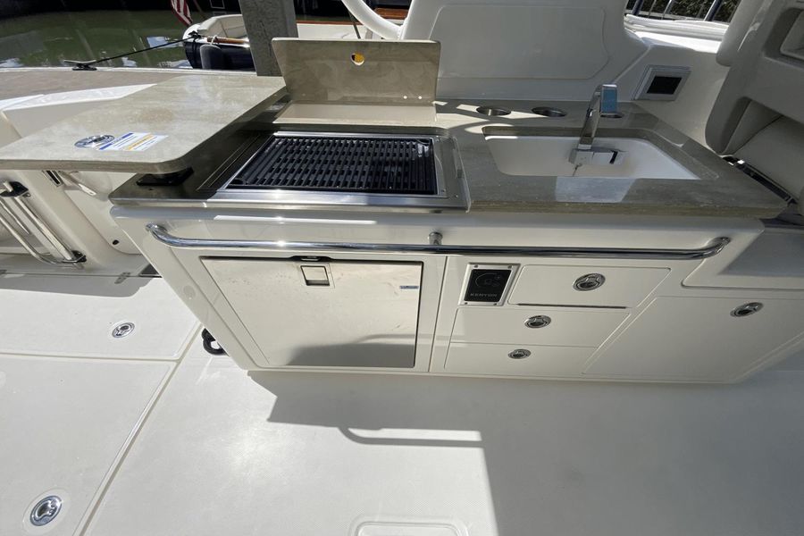 2022 Boston Whaler 380 Realm