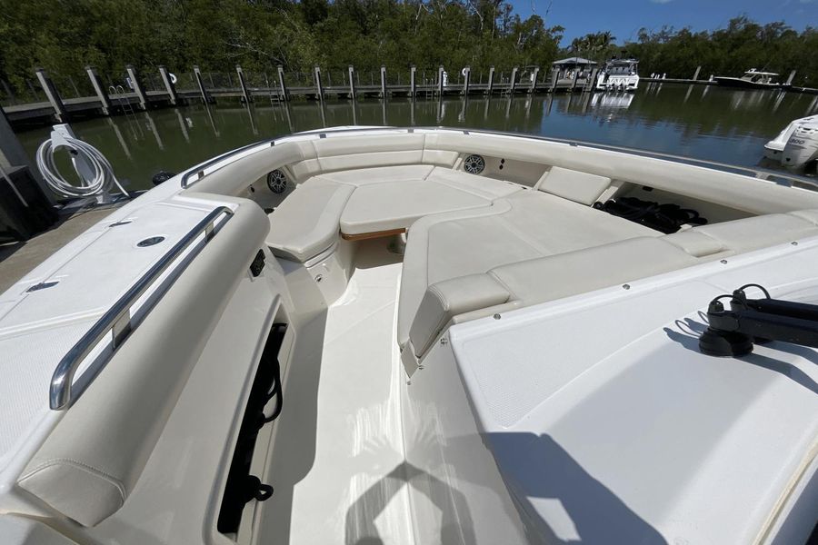 2022 Boston Whaler 380 Realm
