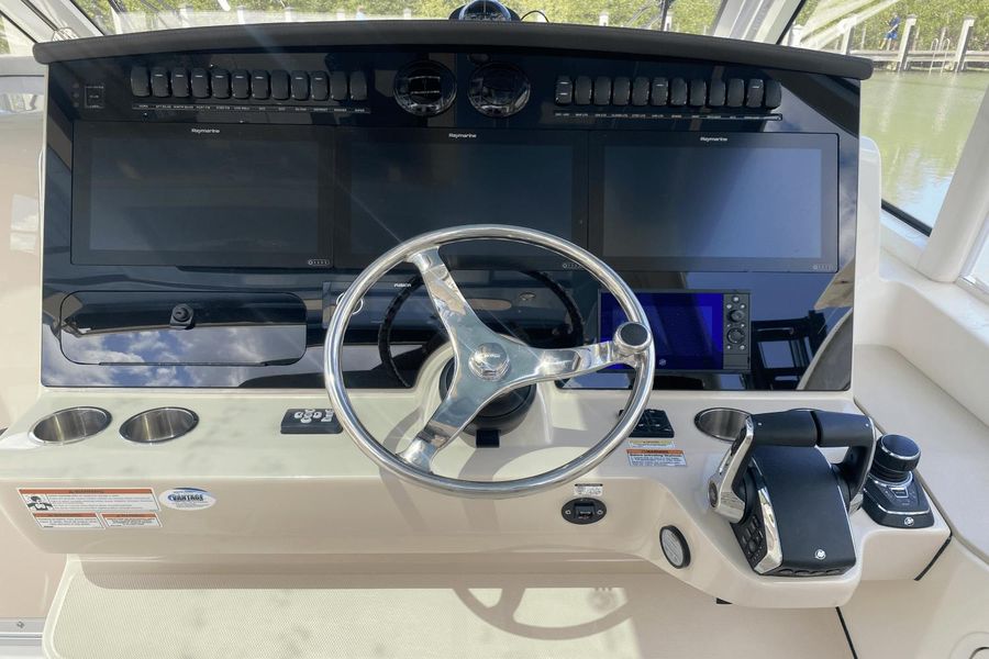 2022 Boston Whaler 380 Realm