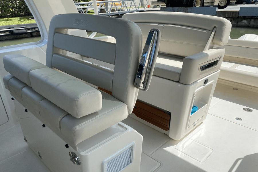 2022 Boston Whaler 380 Realm