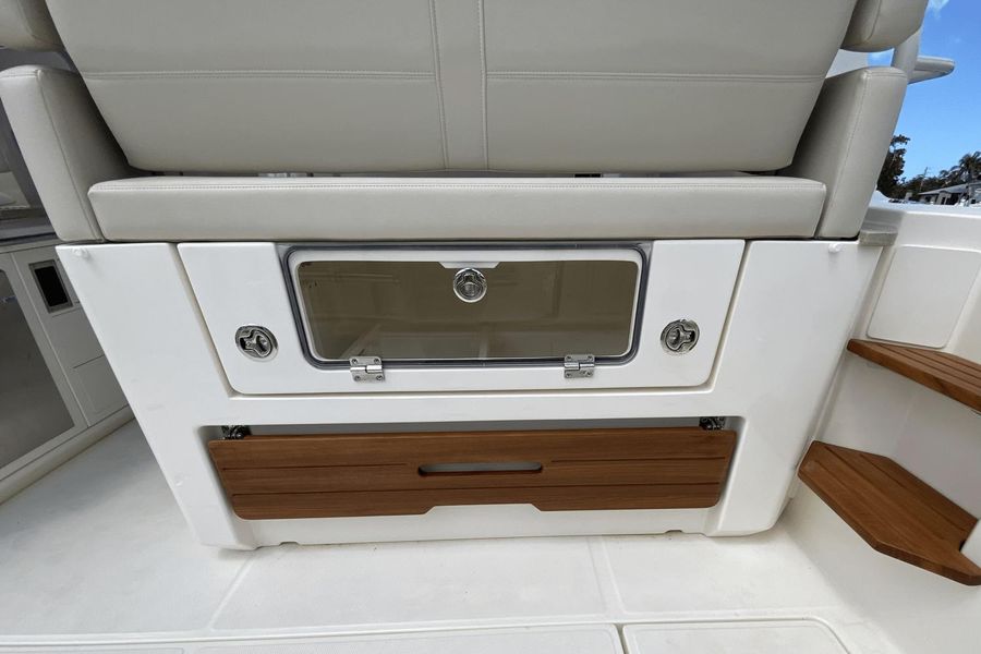2022 Boston Whaler 380 Realm