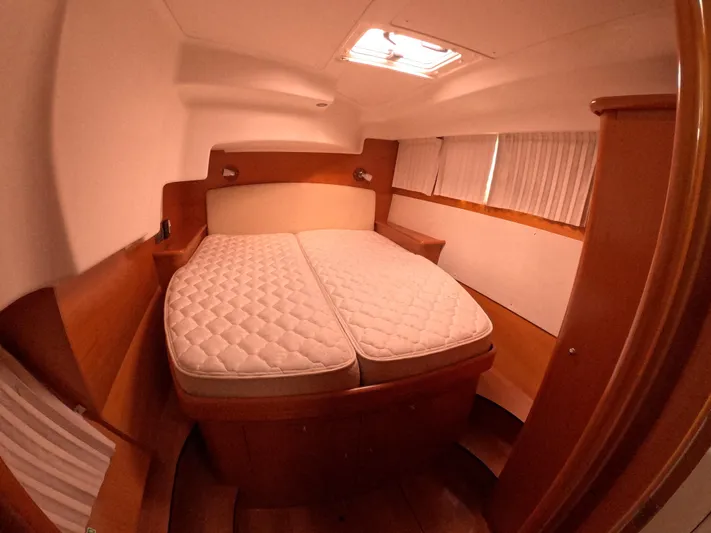 Orion Yacht Photos Pics 2006 Lagoon 440 yacht cabin with double bed, wooden interior, and overhead hatch.