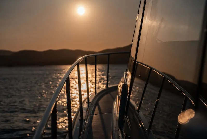 380 Outrage Yacht Photos Pics 