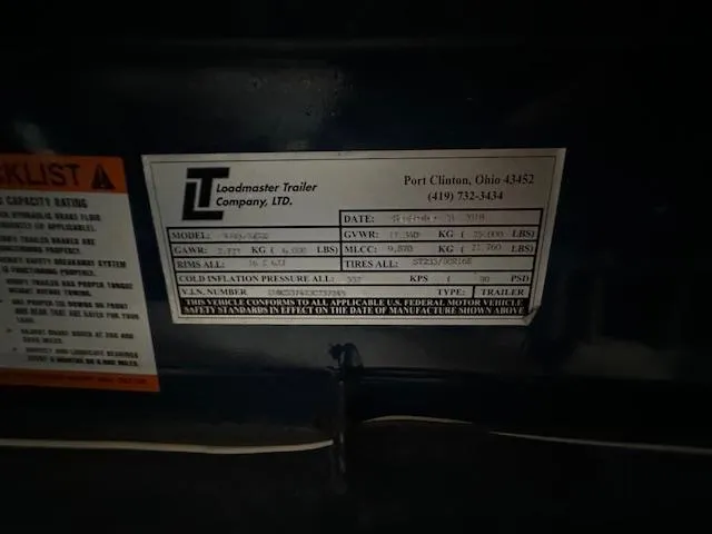  Yacht Photos Pics Label on Loadmaster Trailer, 2005 Cruisers Yachts 340 Express, displaying specifications and compliance details.