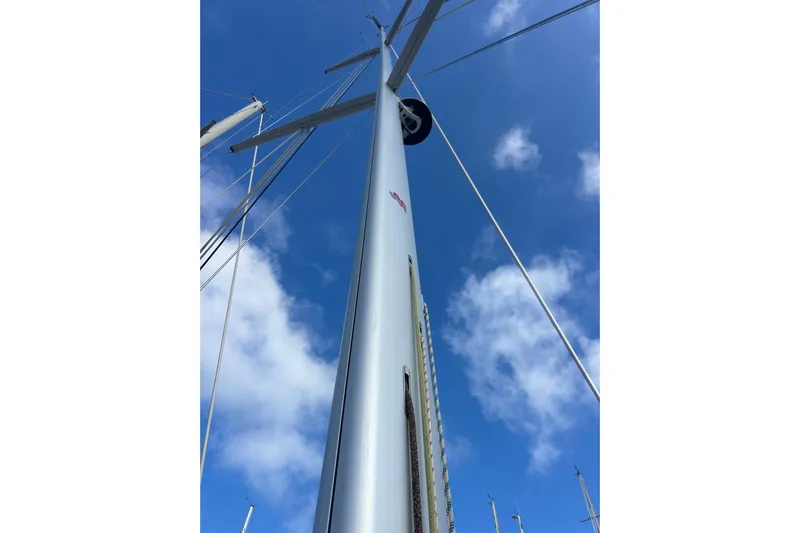 Deiopea Yacht Photos Pics Mast of 2013 Italia Yachts IY13.98 against a clear blue sky.