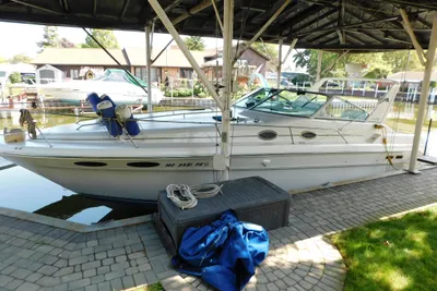Sea Ray 330 Express Cruiser