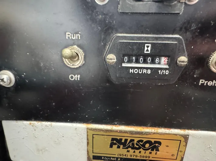 Pandemonium Yacht Photos Pics Hour meter on Liberty 42 Express, 2000 model, showing 1006.2 hours.