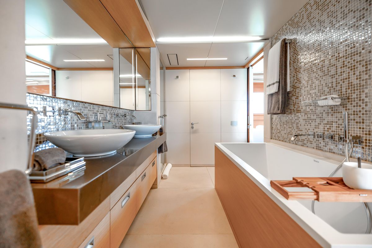 2012 Benetti 131 