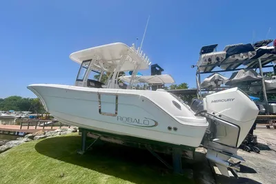 Robalo R302 Center Console