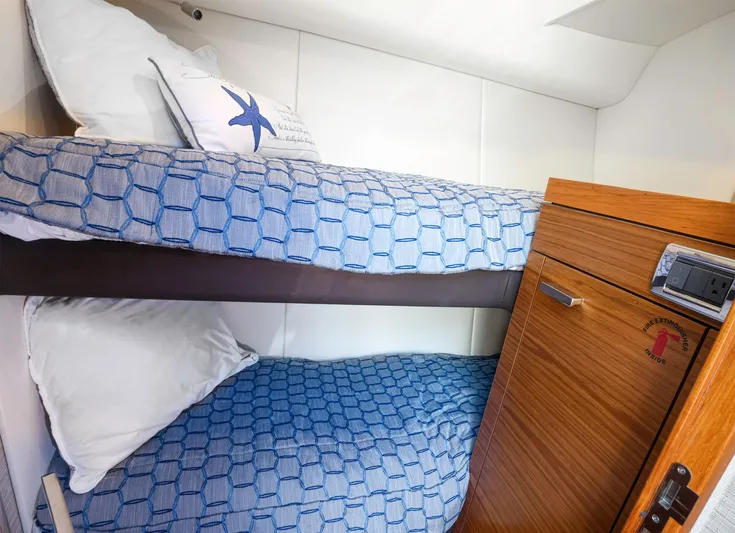 Sea & Ski Yacht Photos Pics Mid Cabin Bunks
