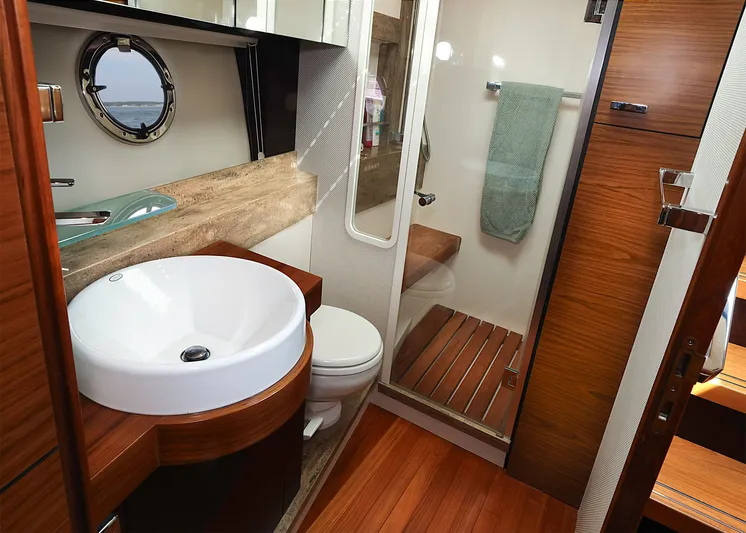 Sea & Ski Yacht Photos Pics Day / Guest Head