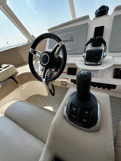Sea & Ski Yacht Photos Pics Joystick