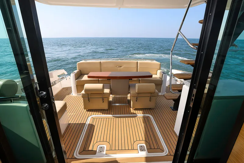 Sea & Ski Yacht Photos Pics 