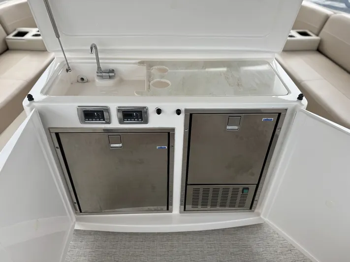 Sea & Ski Yacht Photos Pics Flybridge Wet Bar