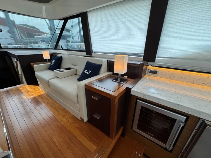 Sea & Ski Yacht Photos Pics Starboard Salon Seating