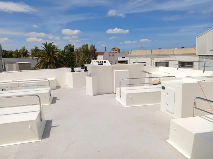  Yacht Photos Pics Rooftop view of Squalt Marine CK 80 yacht, 2025 model, under clear blue sky.