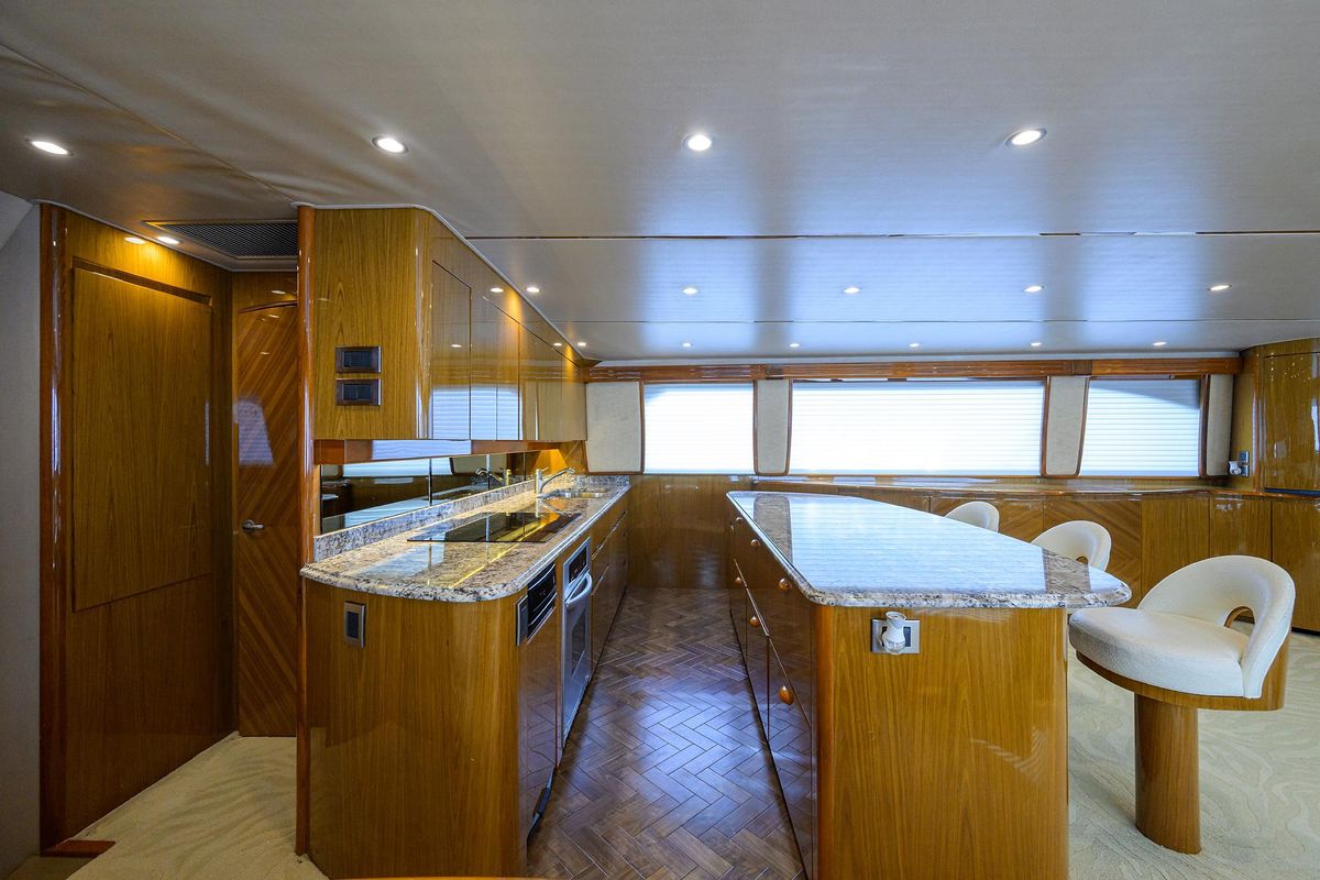 2013 Viking 82 