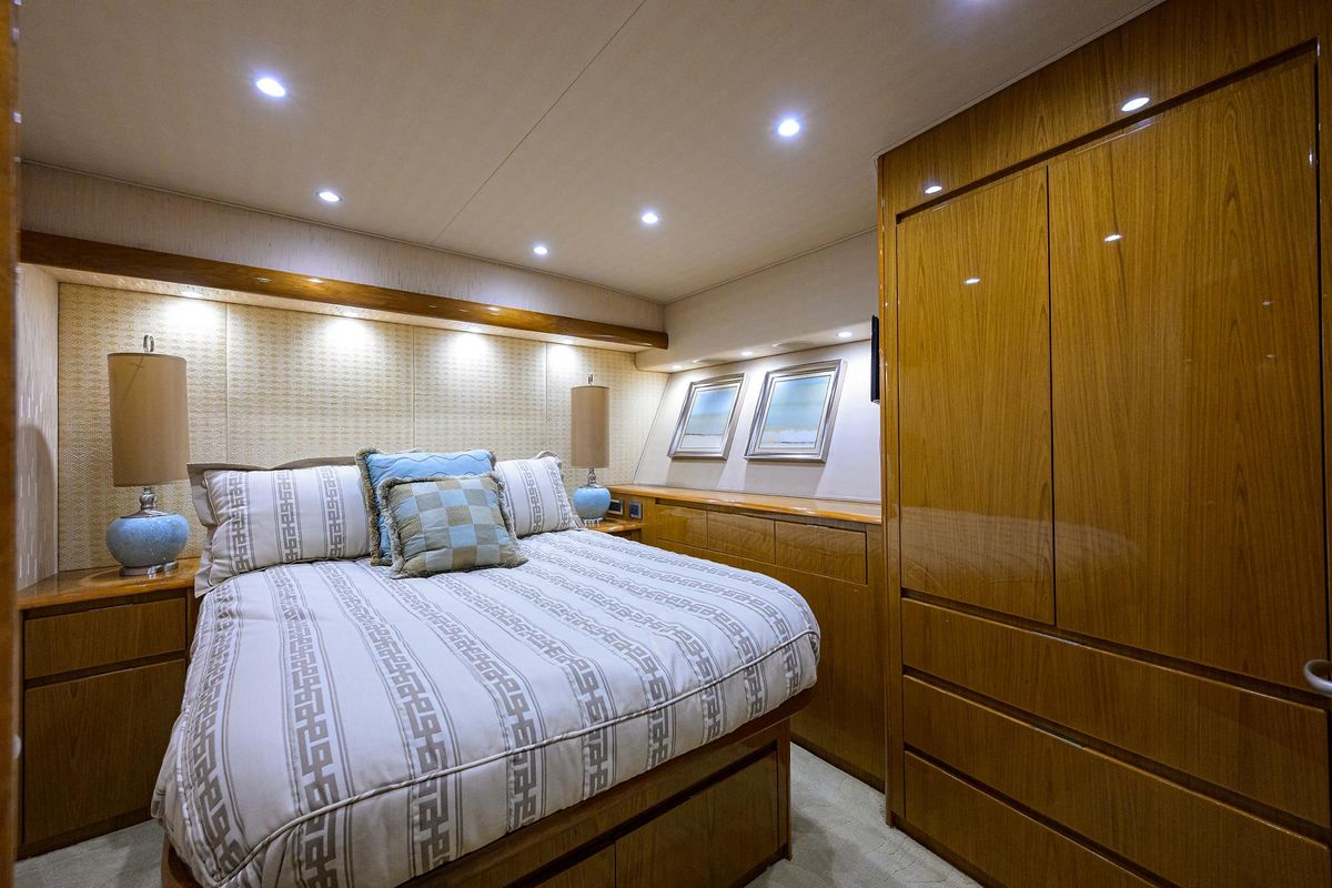 2013 Viking 82 