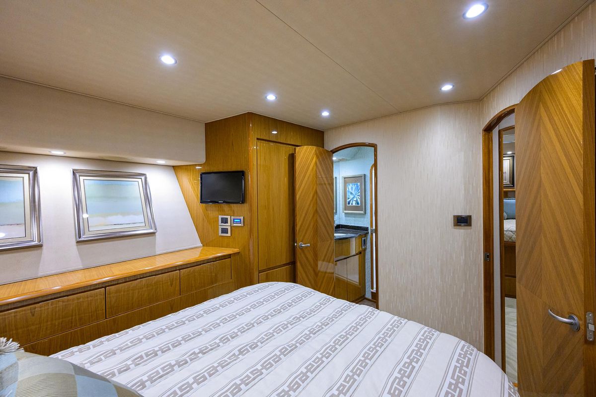 2013 Viking 82 