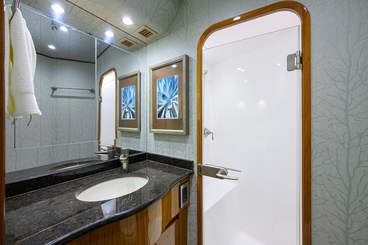 2013 Viking 82 