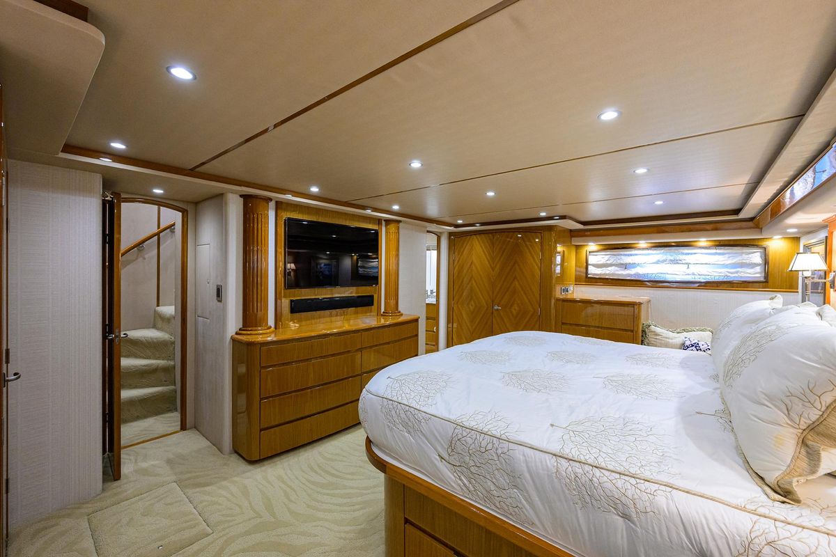 2013 Viking 82 