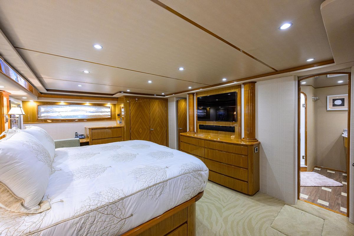 2013 Viking 82 