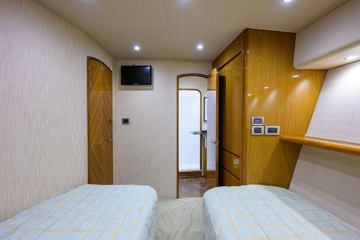 2013 Viking 82 