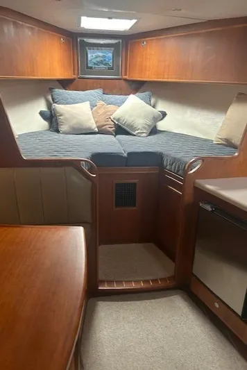  Yacht Photos Pics 2006 Topaz 40 Express cabin interior with cozy bed and wooden furnishings.