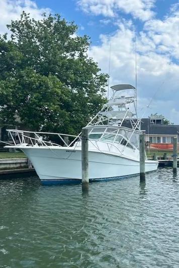  Yacht Photos Pics 2006 Topaz 40 Express boat docked in a marina.